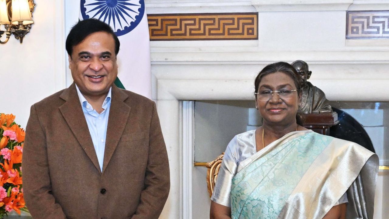 ৰাজ্যৰ মুখ্যমন্ত্ৰী গৰাকীয়ে এক্স হেণ্ডেলত এটা পোষ্ট শ্বেয়াৰ কৰি ৰাজ্যৰ নিমন্ত্ৰণ গ্ৰহণ কৰাৰ বাবে ৰাষ্ট্ৰপতিগৰাকীৰ প্ৰতি কৃতজ্ঞতা প্ৰকাশ কৰে। উল্লেখ্য যে, শনিবাৰে দিনটোত দেশৰ ৰাষ্ট্ৰপতি দৌপদী মুৰ্মুক সাক্ষাৎ কৰিছিল মুখ্যমন্ত্ৰী হিমন্ত বিশ্ব শৰ্মাই ।