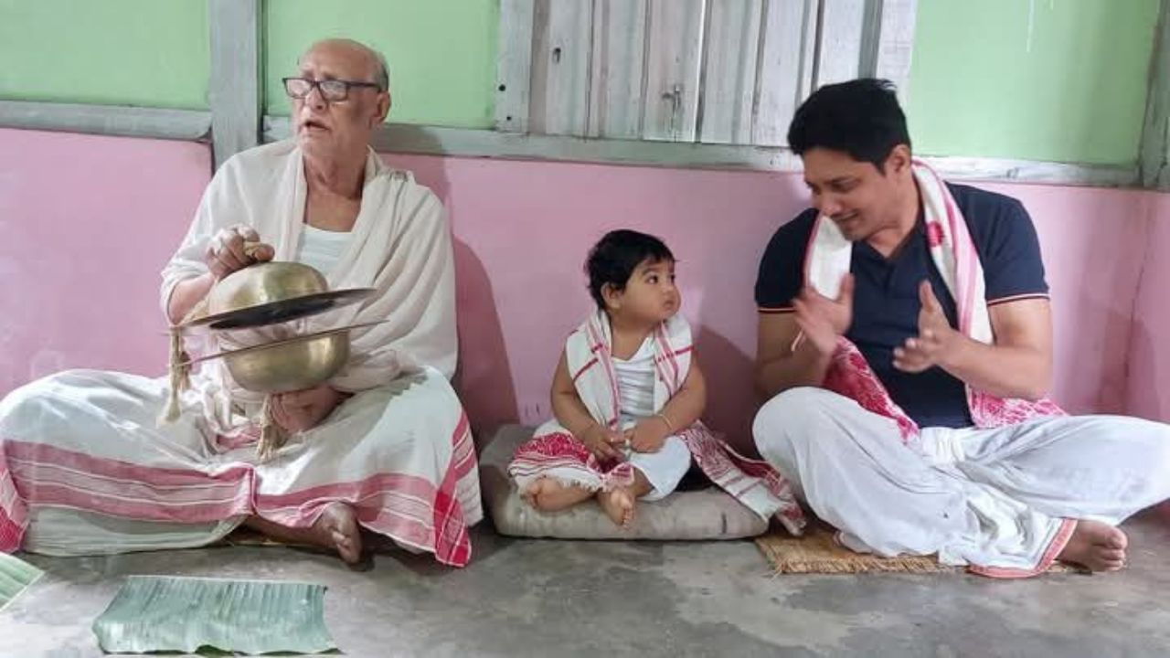 পিতৃৰ বিয়োগৰ দিনাও অভিনয় কৰি দৰ্শকক আমোদ দিছিল অসমীয়া ছবি জগতৰ জনপ্ৰিয় অভিনেতা ৰাগ ঐনিতমে। পিতৃৰ শেষকৃত্য সম্পন্ন কৰা পিছত পুনৰ সন্ধিয়া মঞ্চত অভিনয় কৰে অভিনেতাজনে। (Image Credit source: Social Media)