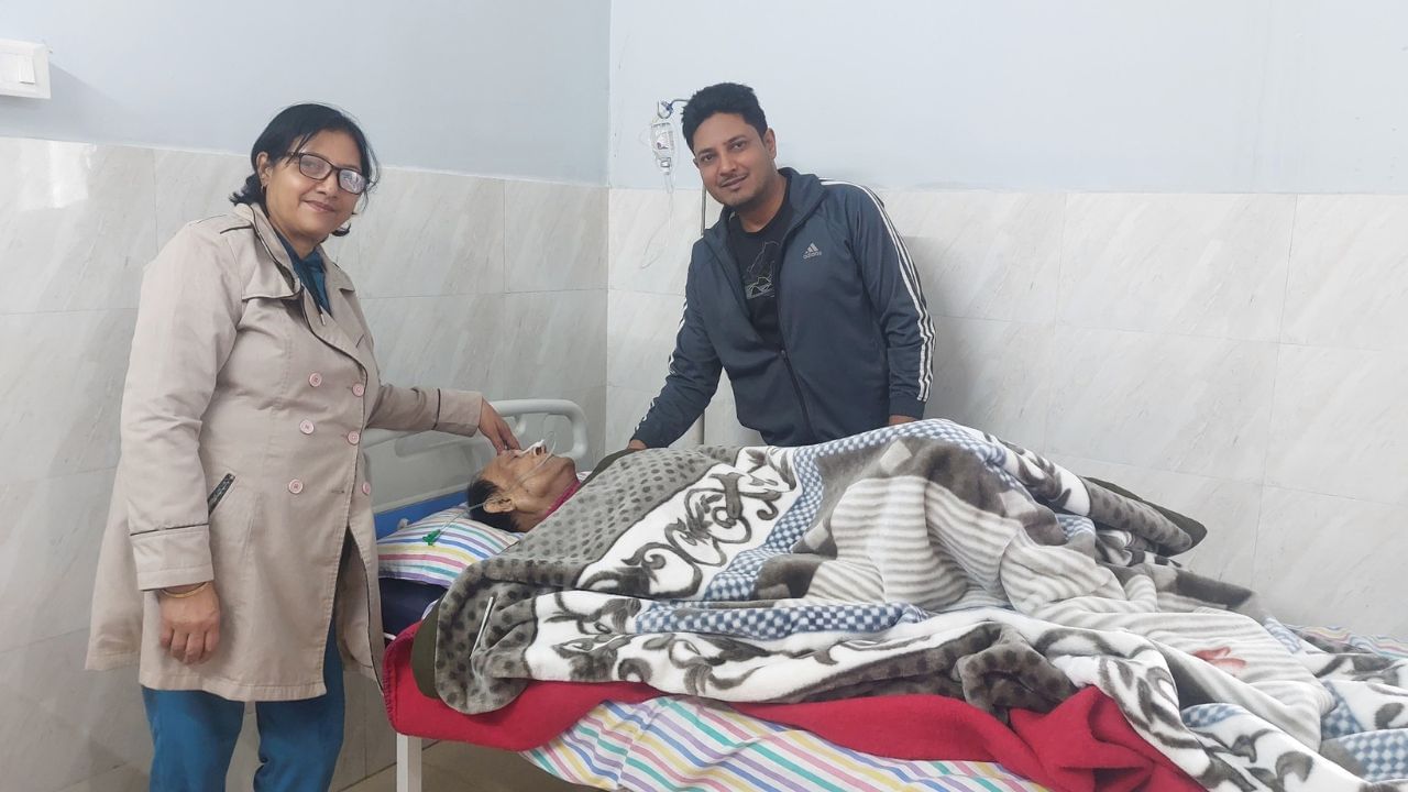 পিতৃ হেৰুওৱাৰ শোক বুকুত বান্ধি অভিনয়ৰে পুনৰ দৰ্শকক আমোদ দিলে ৰাগ ঐনিতমে। এইবছৰ ৰাজতিলক থিয়েটাৰৰ সৈতে চুক্তিবদ্ধ হৈ আছে অভিনেতাজনে। বুকুত এসাগৰ দুখ লৈ , বিষাদৰ চকুপানীবোৰ ধৰি ৰাখি হাঁহি হাঁহি হ’লেও সংলাপ প্ৰক্ষেপণ কৰে অভিনেতাজনে। (Image Credit source: Social Media)