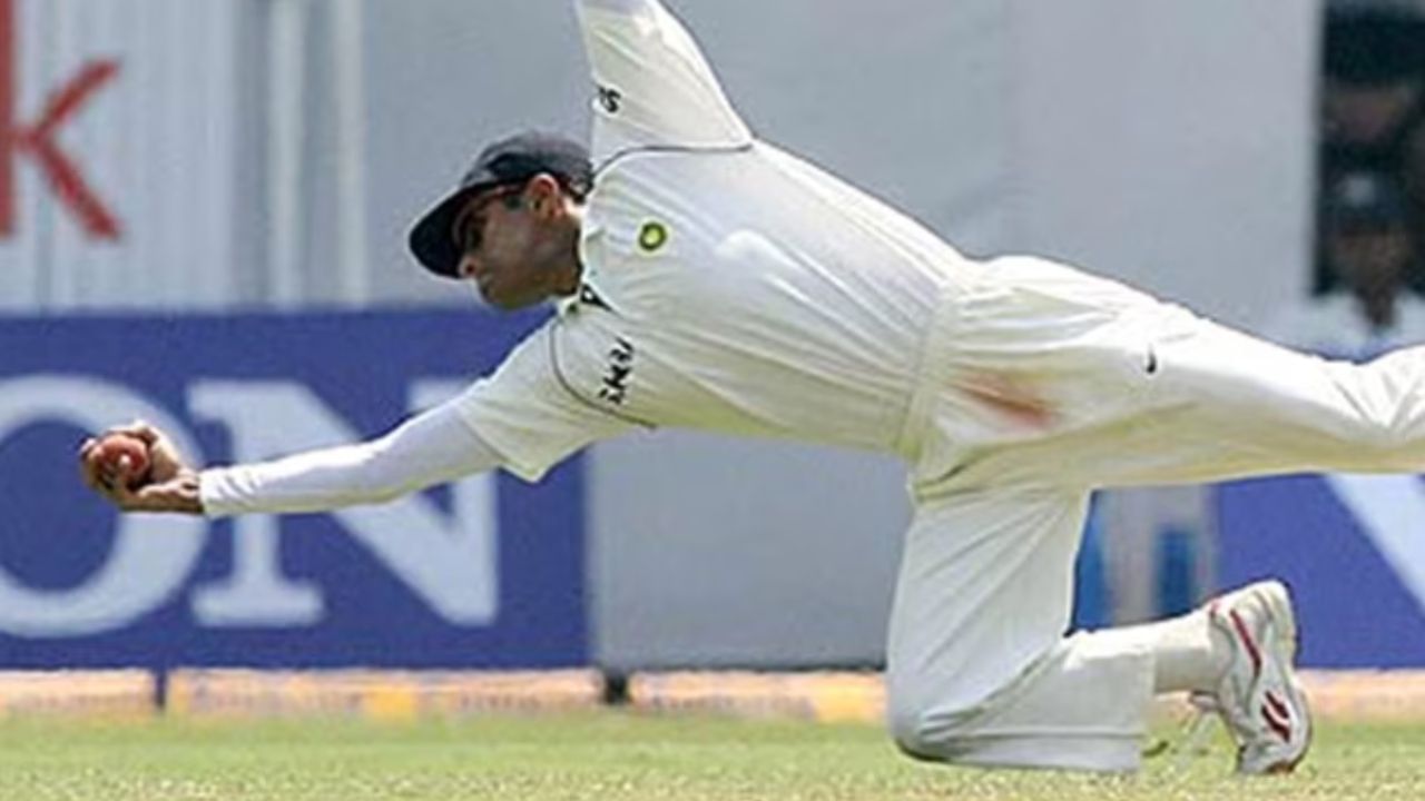 টেষ্টত ৩৬টা শতকেৰে দ্ৰাবিড় চতুৰ্থ সৰ্বাধিক শতক সংগ্ৰহকাৰী বেটাৰ। ১৬৫৪টা চাৰিৰে টেষ্টত দ্বিতীয় সৰ্বাধিক চাৰি কোবোৱা বেটাৰ দ্ৰাবিড়। তদুপৰি ২১০ টা কেচ ধৰি টেষ্ট ইতিহাসত সৰ্বাধিক কেচ ধৰা ফিল্ডাৰ হিচাপেও অভিলেখ আছে দ্ৰাবিড়ৰ নামত। আনহাতে আন্তঃৰাষ্ট্ৰীয় ক্ৰিকেটত মুঠ ৩৩৪ টা কেচেৰে পঞ্চম স্থানত আছে প্ৰাক্তন তাৰকাগৰাকী।