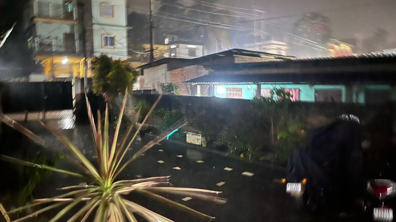 ইফালে বতৰ বিজ্ঞান কেন্দ্ৰই ৰাজ্যৰ কেইবাখনো জিলাত বৰষুণ হোৱাৰ আগ জাননী জাৰি কৰিছিল । এই অনুসৰি ধেমাজি, গুৱাহাটীকে ধৰি কেইবাটাও অঞ্চলত কিনকিনীয়া হোৱা বুলি খবৰ লাভ কৰা গৈছে । উজনি অসমৰ কেইবাটাও অঞ্চলত বতৰ সেমেকা হোৱা বুলি খবৰ লাভ কৰা গৈছে ।