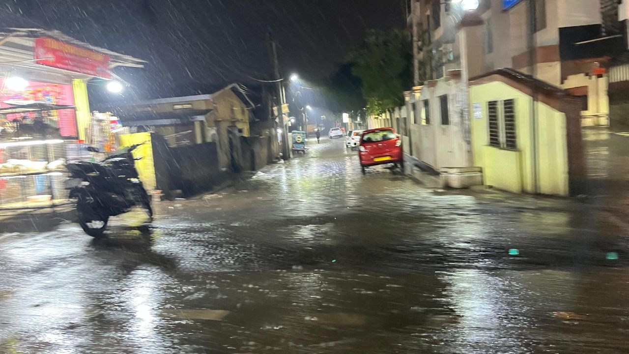ইয়াৰ সমান্তৰালভাৱে আজিৰ দিনটোত ধেমাজিৰ কিছু অঞ্চলত শিল বৰষুণ হোৱা দেখা গৈছিল । খবৰ অনুসৰি, ধেমাজি নগৰৰ লগতে চিচিবৰগাঁৱৰ বিভিন্ন অঞ্চলত শিল বৰষুণ হোৱা দেখা যায় ।