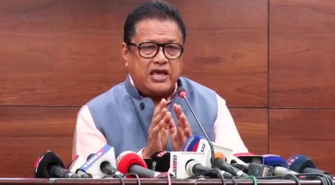 এই সন্দৰ্ভত শিক্ষামন্ত্ৰী ডা: ৰণোজ পেগুৱে সামাজিক মাধ্যমত লিখিছে, "প্ৰাথমিক শিক্ষা সঞ্চালকালয়ৰ অধীনত ৪৫০০ LP আৰু UP শিক্ষক নিযুক্তিৰ বিজ্ঞাপন মুকলি কৰা হৈছে।"