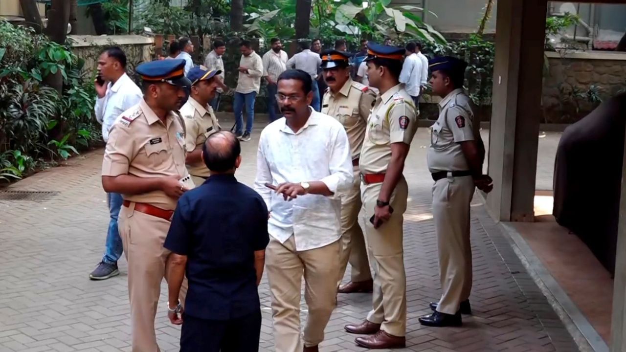 অনুৰাগী আৰু চেলিব্ৰিটিসকলে অভিনেতাগৰাকীৰ আশু আৰোগ্য কামনা কৰিছে। ইফালে আজি কৰিণা কাপুৰৰ সৈতে জড়িত এটা ঘটনা পোহৰলৈ আহিছে, যিটো কথা তেওঁৰ স্বামী ছেইফ আলী খানে নিজেই প্ৰকাশ কৰিছে।