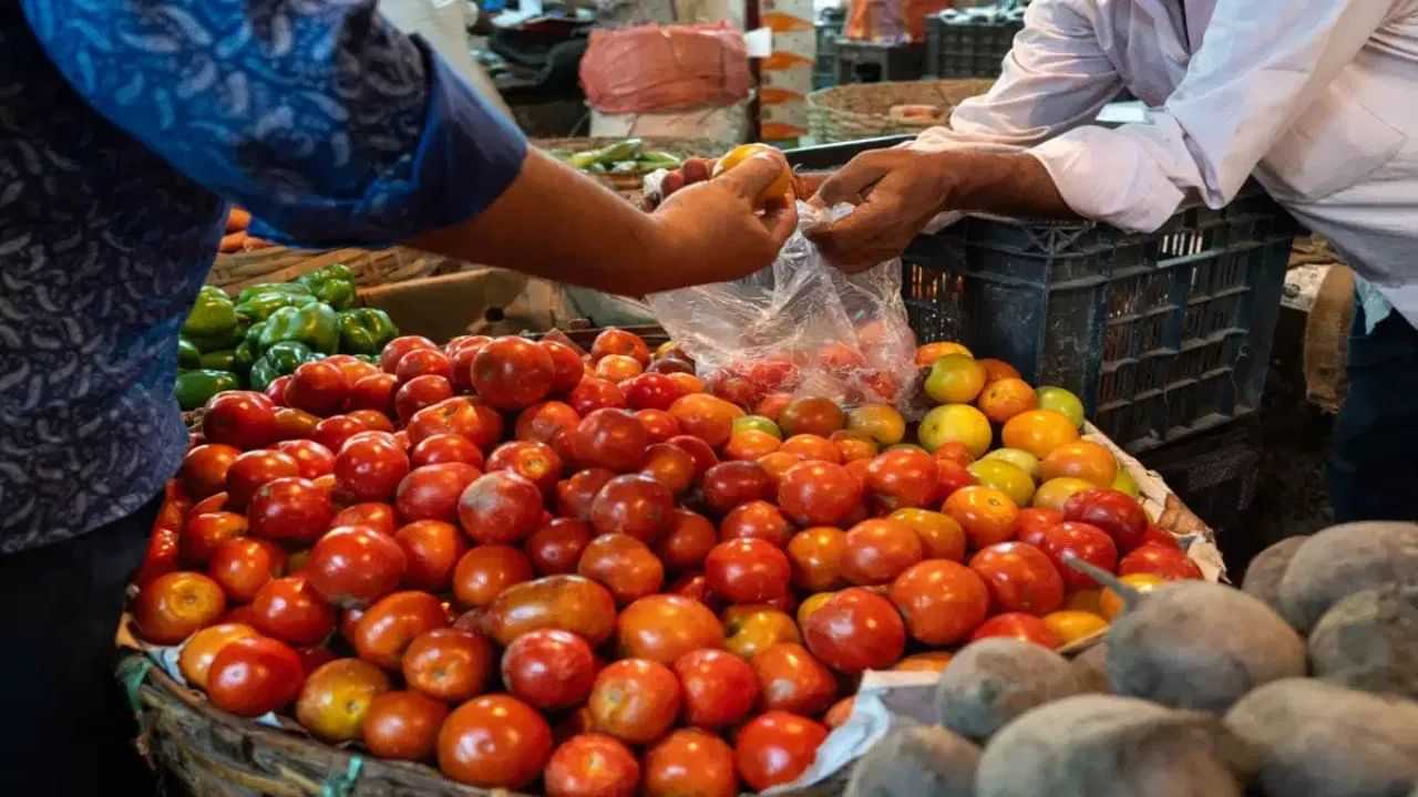 গ্ৰাহকলৈ ডাঙৰ সকাহ! হ্ৰাস পালে আলু আৰু বিলাহীৰ মূল্য, জানক সবিশেষ