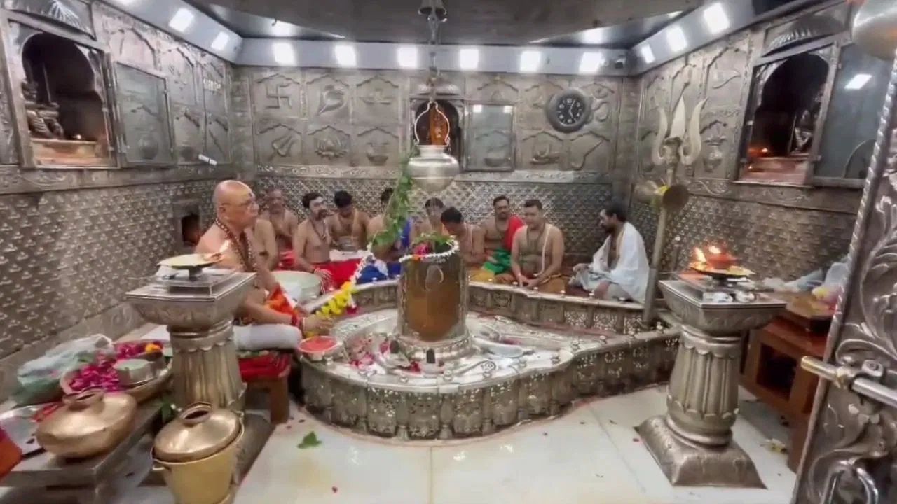 মহাকালৰ ভষ্ম আৰতিৰ সময়ত নিষিদ্ধ মোবাইল, কিয় এই সিদ্ধান্ত লৈছে মন্দিৰ প্ৰশাসনে? মহাকালৰ ভষ্ম আৰতিৰ সময়ত নিষিদ্ধ মোবাইল, কিয় এই সিদ্ধান্ত লৈছে মন্দিৰ প্ৰশাসনে?
