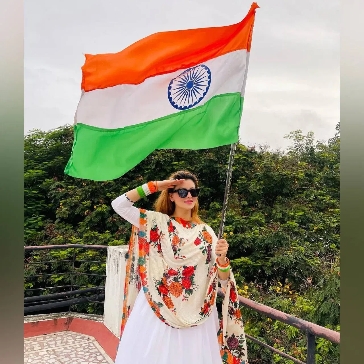 উৰ্বশী ৰৌতেলাই বগা ৰঙৰ অনাৰকলি ষ্টাইলৰ চুট পিন্ধিছে। গণৰাজ্য দিৱসত অভিনেত্ৰীগৰাকীৰ এই লুকটো আপুনিও অনুসৰণ কৰিব পাৰে। ( Credit : urvashirautela )