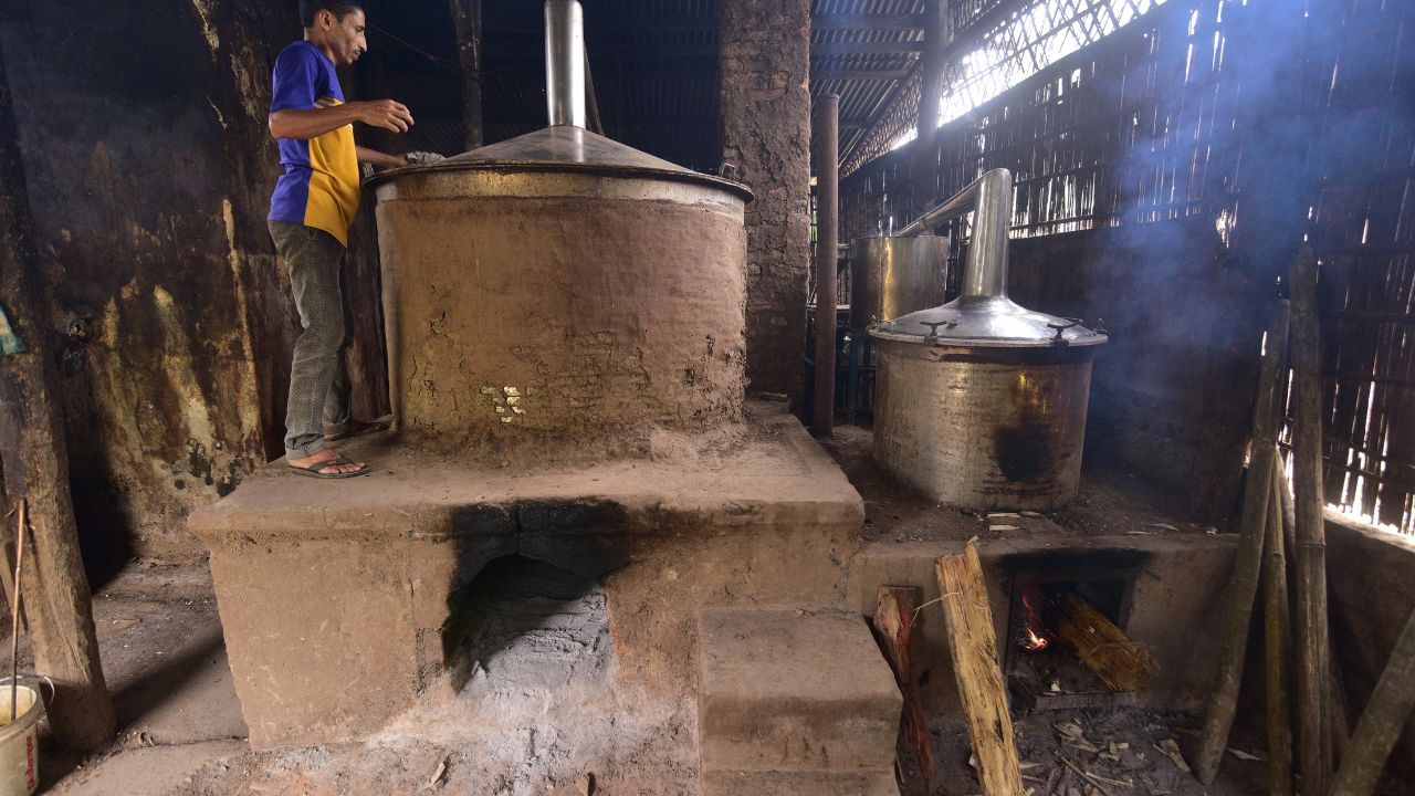 মনকৰিবলগীয়া যে, দেশৰ ভিতৰতে আগৰ-কাঠৰ ৰপ্তানিৰ লগত উত্তৰ-পূবৰ চাৰিখন ৰাজ্যৰ বিশেষভাৱে জড়িত হৈ আছে । এই আগৰ-কাঠৰ ৰপ্তানিৰ লগত জড়িত ৰাজ্যসমূহৰ ভিতৰত আছে অসম, ত্ৰিপুৰা, মণিপুৰ, নাগালেণ্ড, কৰ্ণাটক, কেৰালা আৰু মেঘালয়।(Photo Credits: Anuwar Hazarika/NurPhoto via Getty Images)