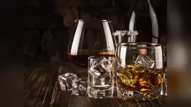 এইবাৰ সুৰাৰ পৰা ২.৫ কোটি টকাৰ ৰাজহ সংগ্ৰহ আবকাৰী বিভাগৰ। মহানগৰীৰ ৱাইন শ্বপ-বাৰত ৫০ শতাংশলৈ হ্রাস হৈছে গ্রাহকৰ সংখ্যা।