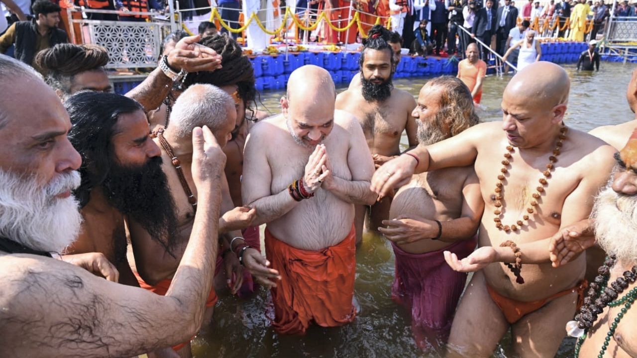 Maha Kumbh 2025 : গেৰুৱা বস্ত্ৰ পৰিধান কৰি ত্ৰিবেণী সংগমত ডুব মাৰিলে অমিত শ্বাহে, সংগ দিলে যোগী-ৰামদেৱে…