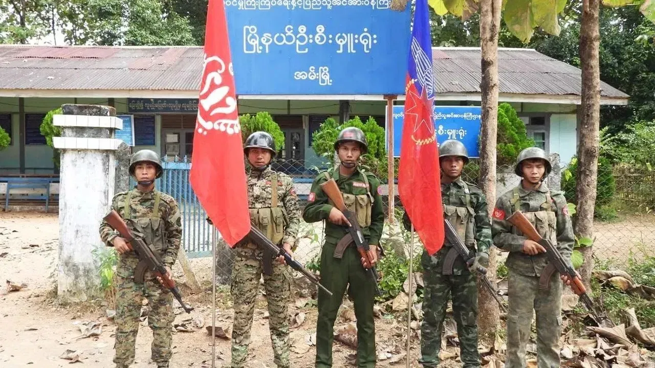 আজিৰ পৰা প্ৰায় ৩ মাহ আগত যি কাম অসম্ভৱ যেন লাগিছিল সেই যেন এতিয়া বাস্তৱত পৰিণত হ'বলৈ গৈ আছে। আশংকা কৰা হৈছে যে ইউনাইটেড লীগ অৱ আৰাকান (ইউ এল এ) আৰু তেওঁলোকৰ সামৰিক শাখা আৰাকান সেনাৰ প্ৰভাৱত ভাৰত সীমান্তত এখন নতুন দেশৰ জন্ম হ'ব পাৰে। স্বাধীনতা লাভৰ লক্ষ্য লৈ আৰাকান আৰ্মীয়ে এখোজ এখোজকৈ আগবাঢ়িছে। 