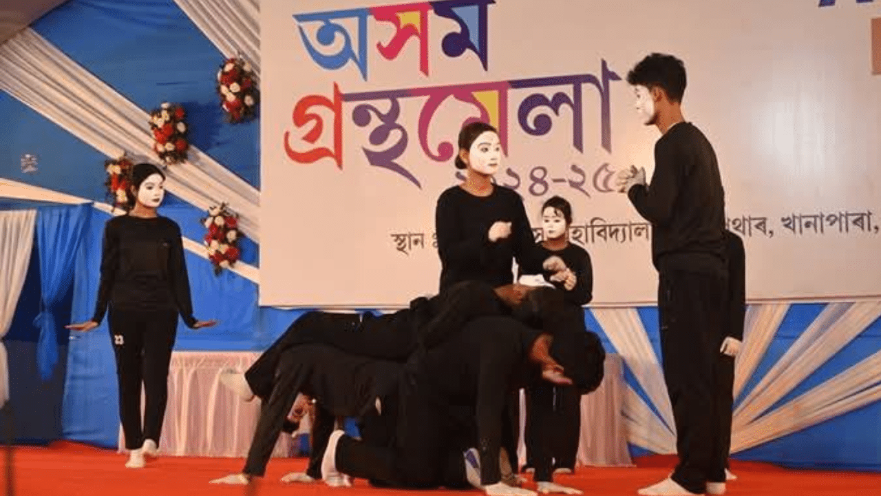 গ্ৰন্থমেলাত কিতাপ বিক্ৰীৰ লগতে প্ৰতিটো দিনত আন কিছুমান অনুষ্ঠানৰো আয়োজন কৰা হৈছে। নৃত্য গীতৰ লগতে মুকাভিনয়, চিত্ৰাংকন প্ৰতিযোগিতা, কবিতা আবৃত্তি প্ৰতিযোগিতা আদি অনুষ্ঠিত হয়। এই প্ৰতিযোগিতাসমূহত বহু ল'ৰা ছোৱালীয়ে অংশ গ্ৰহণ কৰে।