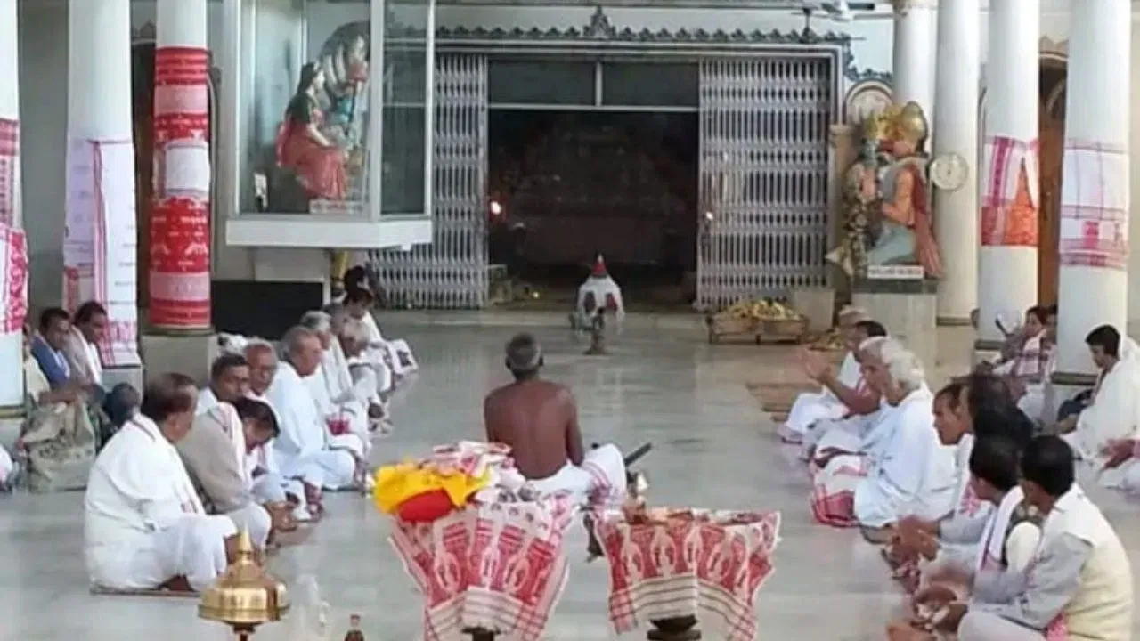 ইয়াৰোপৰি শৰ্মাই ভকতসকলক মাহিলী টকা দিয়াৰ কথা ঘোষণা কৰে। শৰ্মাই কয় যে,শ্ৰীমন্ত শংকৰদেৱ, মাধৱদেৱ, হৰিদেৱ, দামোদৰ দেৱ আদিয়ে আৰম্ভ কৰা নৱবৈষ্ণৱ ধৰ্মৰ আন্দোলনত যিসকল উদাসীন ভকত জড়িত হৈছিল সেইসকলক মাহিলী ১৫০০ টকা আগবঢ়োৱা হ'ব।