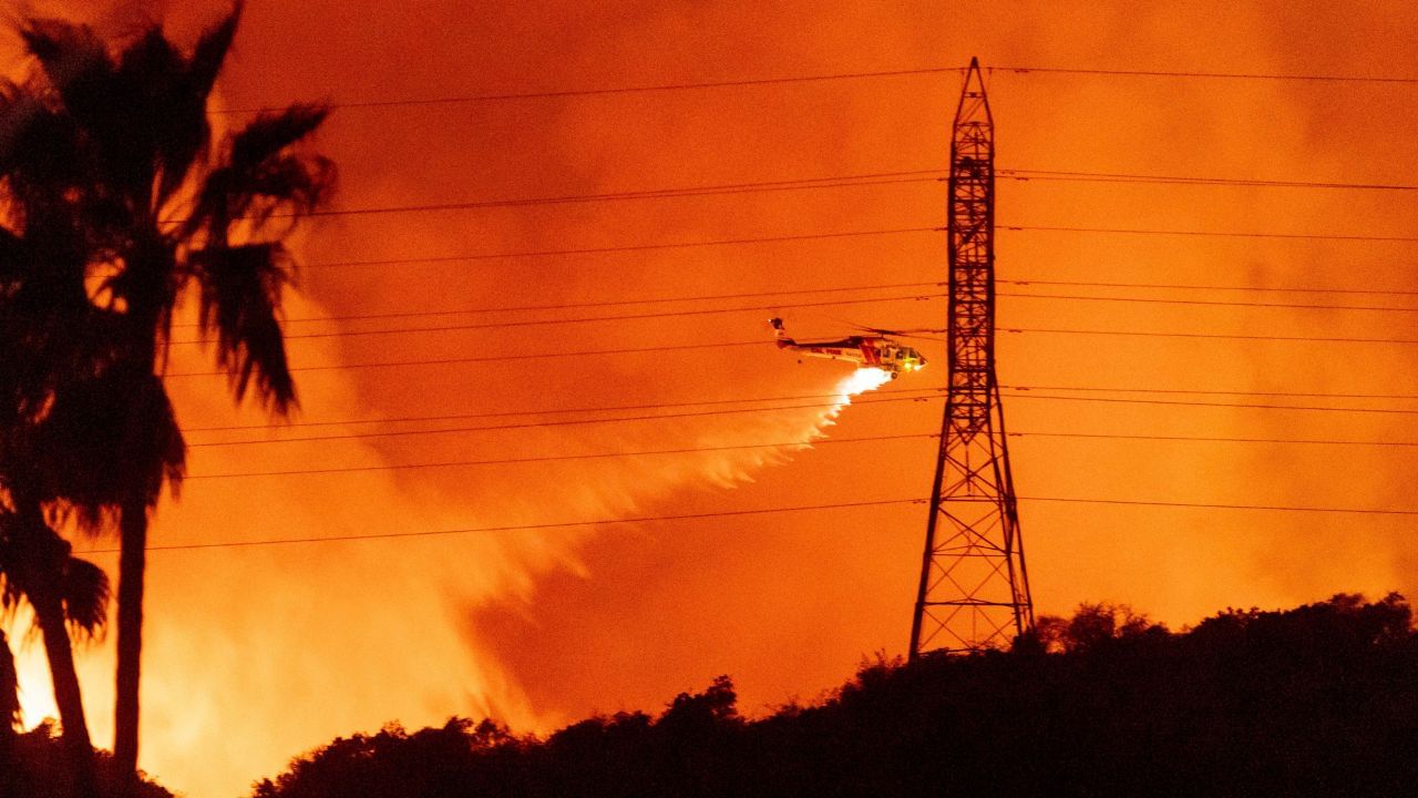 California Wildfire:  ৫৬ হাজাৰ একৰতকৈও অধিক ভূমিলৈ বিয়পিছে কেলিফৰ্ণিয়াৰ বনজুই, নিহত সংখ্যা ১৬ জনলৈ বৃদ্ধি