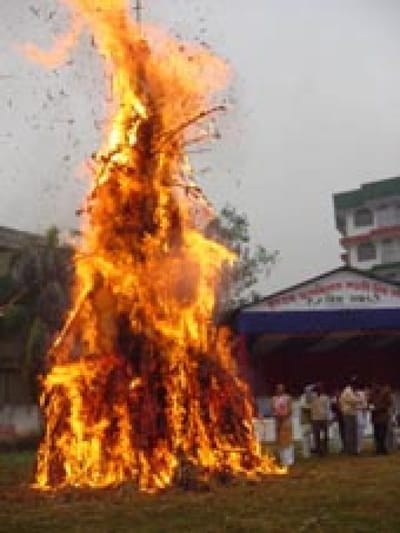 মাঘ বিহুত কিয় মেজি জ্বলোৱা হয়? জানক তাৎপৰ্য আৰু নিয়মৰ বিষয়ে
