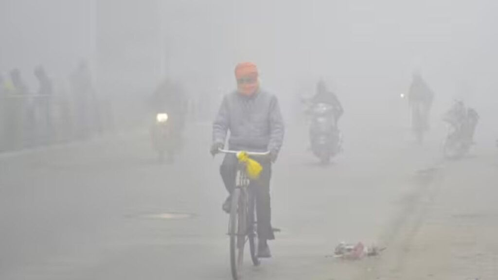 বৰষুণৰ বাবেই এইবাৰ ভোগালীৰ আনন্দ ম্লান পৰাৰ সম্ভাৱনীয়তা।বতৰ বিজ্ঞান কেন্দ্ৰৰ মতে, ১৫ জানুৱাৰী পৰ্যন্ত ৰাজ্যত নামিব প্ৰচণ্ড শীত। কুঁৱলীৰ লগে লগে ৰাজ্যৰ ঠায়ে হ'ব পাৰে বৰষুণ।