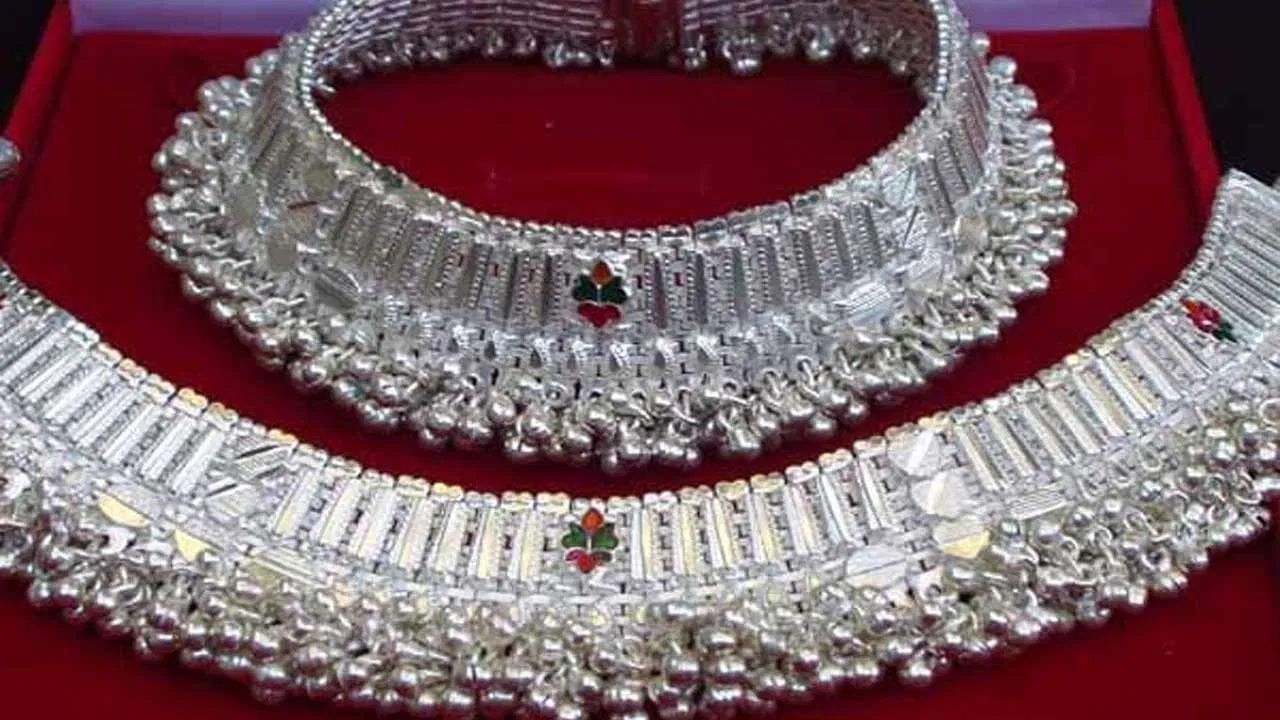 সোণৰ এই দৰৰ বিপৰীতে আজি গুৱাহাটীত ৰূপৰ দাম কালিৰ দৰৰ দৰেই অপৰিৱৰ্তিত হৈ আছে। গুৱাহাটীত আজি এক কিলোগ্ৰাম ৰূপৰ দাম হৈছে ৯৬,০০০ টকা। অৰ্থাৎ প্ৰতিগ্ৰাম ৰূপ আজি গুৱাহাটীৰ বজাৰত ৯৬.৫০ টকাত পোৱা যাব।
