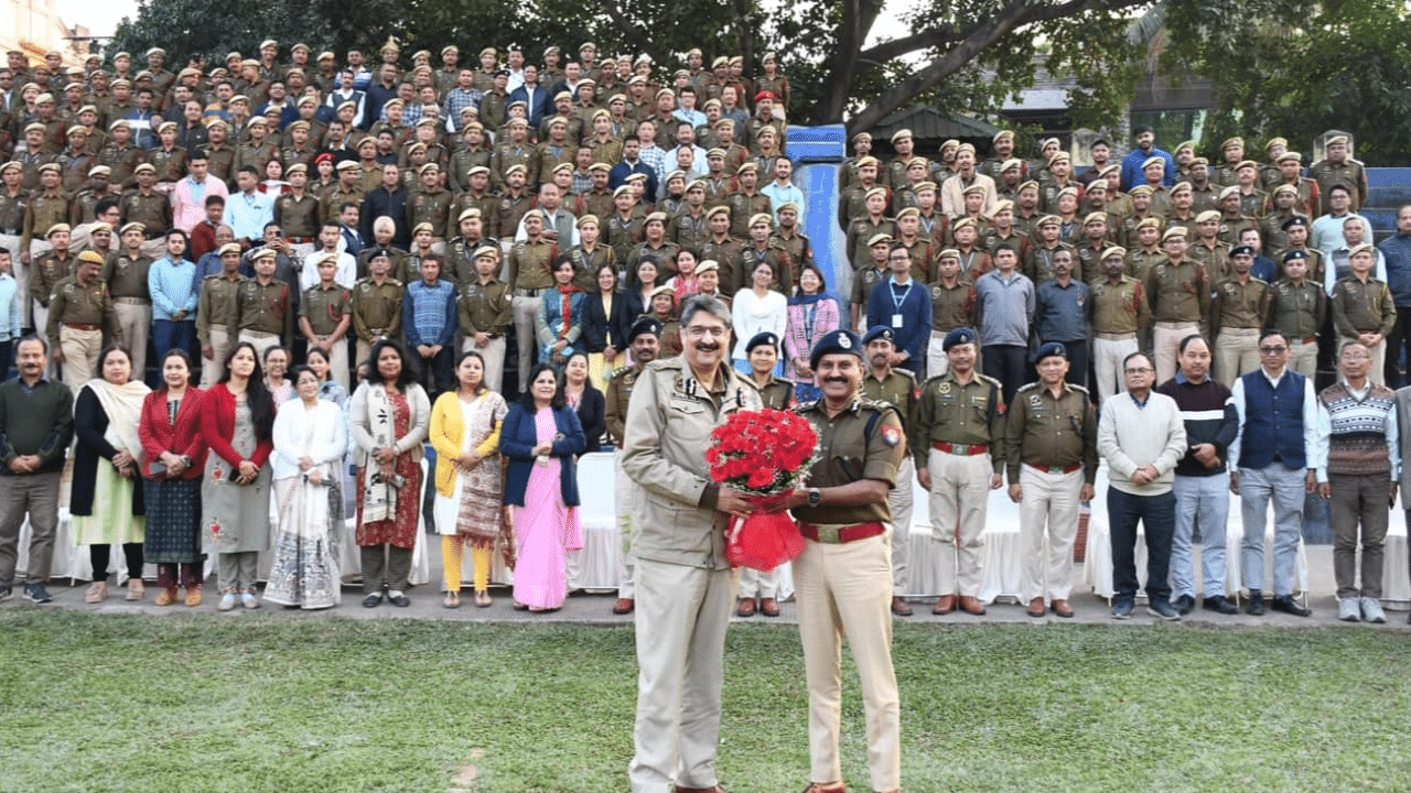আই পি এছ বিষয়াগৰাকীক বিদায় দিয়াৰ বাবে আজি অসম আৰক্ষীৰ চতুৰ্থ বেটেলিয়েনৰ পেৰেড গ্ৰাউণ্ডত এক গাম্ভীৰ্যপূৰ্ণ অনুষ্ঠান অনুষ্ঠিত হয়। এই বিদায়ী সভাত সিঙত বিদায় পেৰেডেৰে সম্ভাষণ জনোৱা হয়। অসমবাসীৰ পৰা আনুষ্ঠানিকভাৱে বিদায় লোৱাৰ সময়ত আবেগিক হৈ পৰে সিং। (আজিৰ অনুষ্ঠানৰ ফটো)