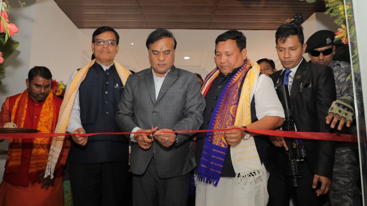 আজিৰ এই অনুষ্ঠানত অংশগ্ৰহণ কৰে হস্ততাঁত আৰু বস্ত্ৰশিল্প আদি বিভাগৰ মন্ত্ৰী ইউ জি ব্ৰহ্ম, বিটিচিৰ মুখ্য কাৰ্যবাহী সদস্য প্ৰমোদ বড়ো, সাংসদ জয়ন্ত বসুমতাৰী, উপ মুখ্য কাৰ্যবাহী সদস্য গোবিন্দ বসুমতাৰী, কাৰ্যবাহী, পাৰিষদ আৰু অন্যান্য গণ্য়মান্য ব্যক্তিসকল উপস্থিত থাকে ।