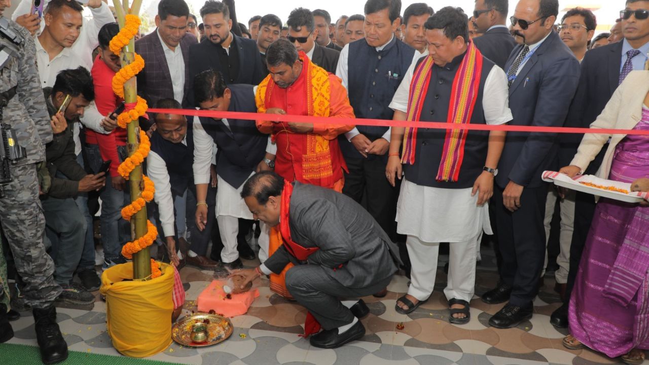ইয়াৰ সমান্তৰালভাৱে কোকৰাঝাৰৰ হৰিনৌগৰীত নিৰ্মাণ কৰিবলগীয়া কোকৰাঝাৰ বিশ্ব বিদ্যালয়ৰ প্ৰশাসনিক ভৱনৰ আধাৰশিলা স্থাপন কৰে । উল্লেখ্য যে, প্ৰায় ৮০ বিঘা ভূমিৰ চৌহদটো নতুন যুগৰ পাঠ্যক্ৰম যেনে এ আই, মেচিন লানিং, ৰ'বটিক্স আদিৰে উৎকৃষ্টতা শৈক্ষিক কেন্দ্ৰ হিচাপে গঢ়ি তোলাৰ বাবে এক মাষ্টাৰ প্লেনেৰে ডিজাইন কৰা হৈছে বুলি এক বিবৃতিত প্ৰকাশ কৰা হৈছে ।