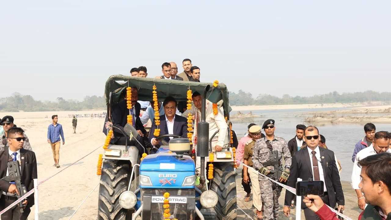 Rani Chapori Organic Farming : কম সময়ৰ ভিতৰত দিয়া হব মাটিৰ পট্টা, টেক্টৰ চলাই ৰাণী চাপৰি পৰিদৰ্শন মুখ্যমন্ত্ৰীৰ