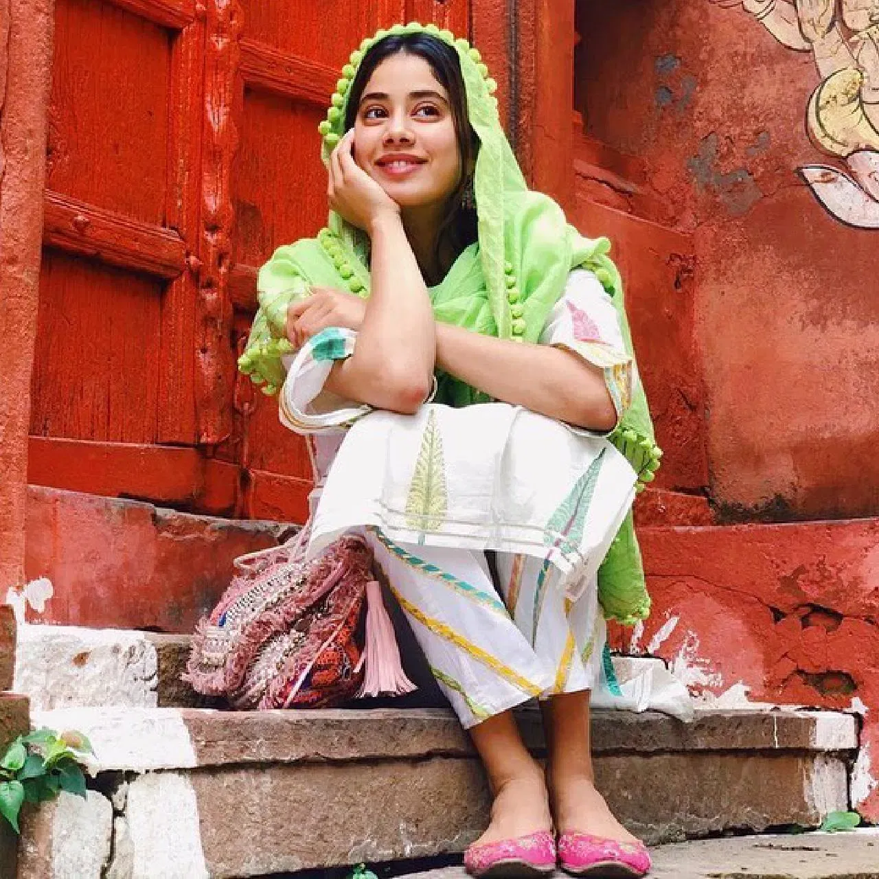 বগা ৰঙৰ চুট পিন্ধিছে জাহ্নৱী কাপুৰে। অভিনেত্ৰীগৰাকীয়ে মূৰত লৈছে পাতল সেউজীয়া ৰঙৰ দুপাট্টা। অভিনেত্ৰীগৰাকীৰ এই লুকটো গণতন্ত্ৰ দিৱসৰ বাবেও উত্তম। ( Credit : janhvikapoor )