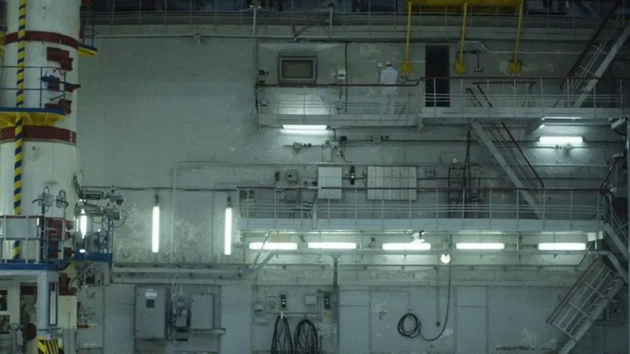 চেৰ্নোবিল (Chernobyl) এই শ্ব’টোত ১৯৮৬ চনৰ ২৬ এপ্ৰিলত চেৰ্নোবিলত হোৱা কৰুণ গেছ নিৰ্গত হোৱাৰ কাহিনী অতি ভালকৈ দেখুওৱা হৈছে। এইখন এখন মিনি ছিৰিজ যিখন হিন্দীত চাব পাৰিব।
