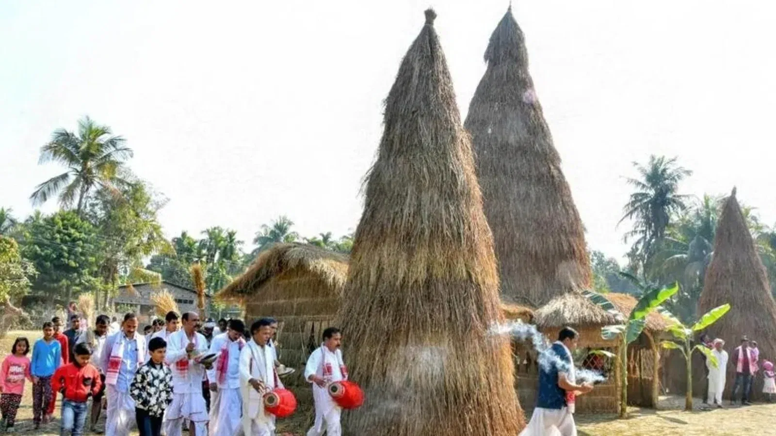 ৰাজ্যত এতিয়া ভোগালীক লৈ উখল-মাখল পৰিৱেশ। ইতিমধ্যে বিভিন্ন খাদ্য-সামগ্ৰীৰে ভৰি পৰিছে ৰাজ্যৰ বজাৰ। ভোগালী বিহুক সময়ত সাধাৰণতে বৃদ্ধি পায় বিভিন্ন পৰম্পৰাগত খাদ্য-সামগ্ৰীসমূহৰ দাম।