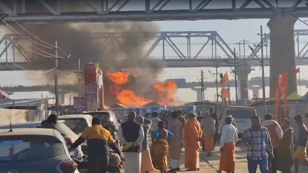 প্ৰয়াগৰাজৰ মহাকুম্ভত বিধ্বংসী অগ্নিকাণ্ড! ভস্মীভূত হল ২০-২৫টাকৈ কেম্প