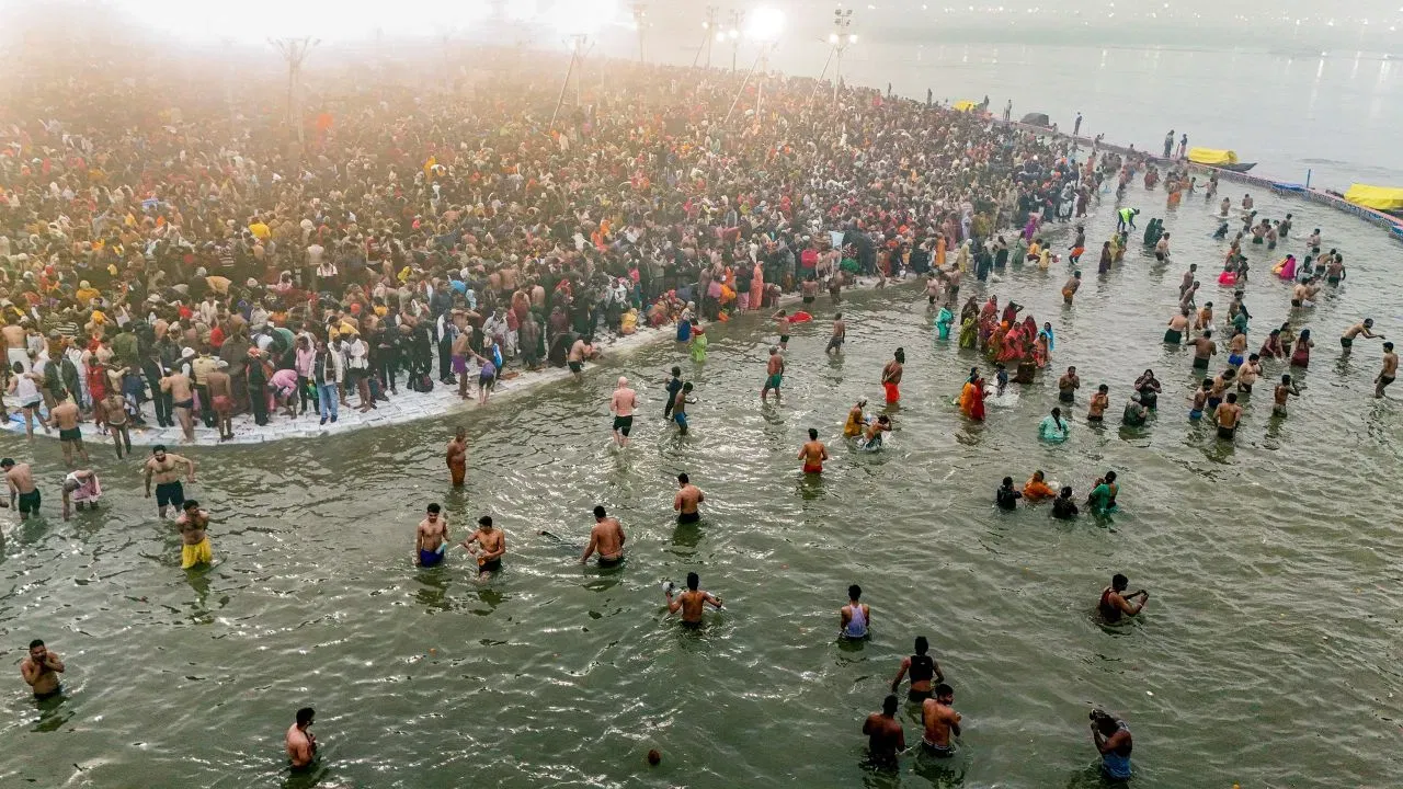 Mahakumbh 2025 special : ঠাণ্ডা পানীত ডুব দি গা ধুলে শৰীৰে কি কি উপকাৰ হয়?