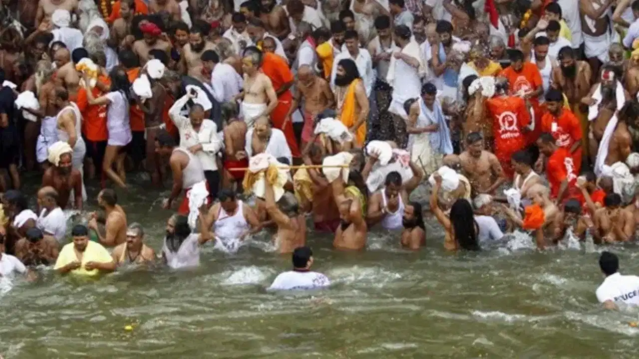 মহাকুম্ভত স্নান কৰাৰ সঠিক পদ্ধতি কি? আপুনিও কৰে নেকি এই ভুল?