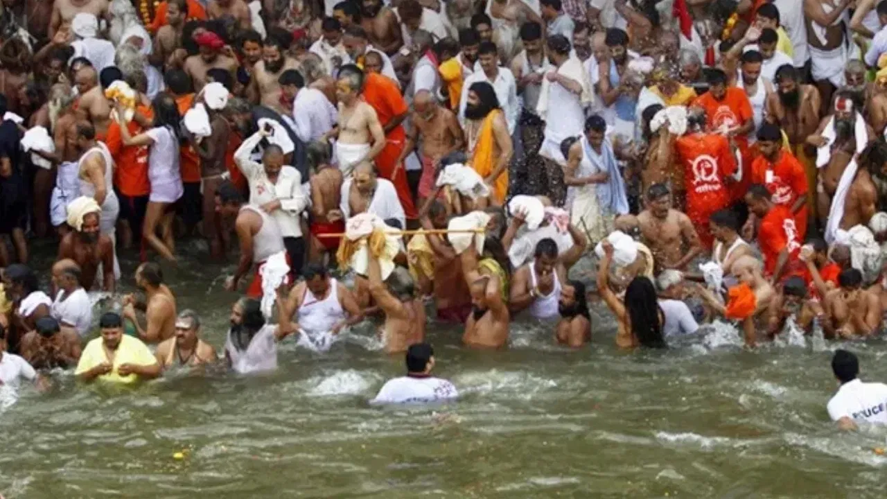 মহাকুম্ভত স্নান কৰাৰ সঠিক পদ্ধতি কি? আপুনিও কৰে নেকি এই ভুল? মহাকুম্ভত স্নান কৰাৰ সঠিক পদ্ধতি কি? আপুনিও কৰে নেকি এই ভুল?
