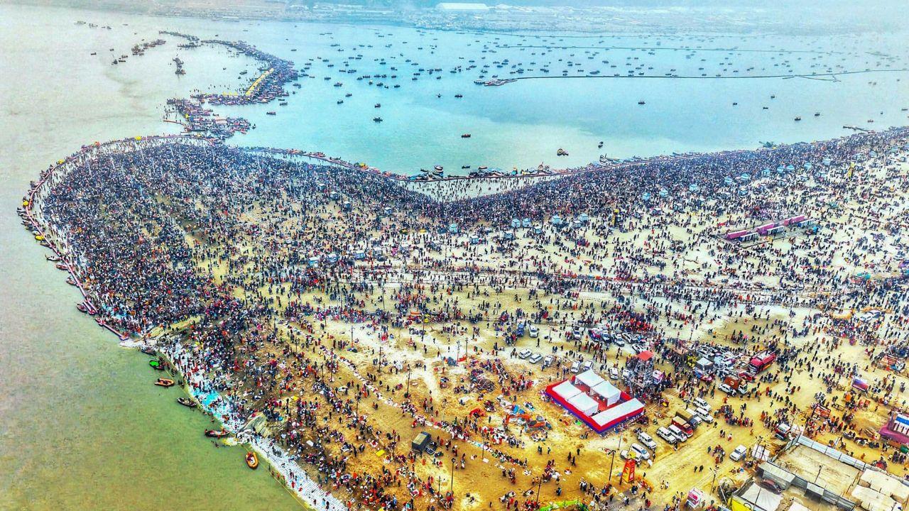 প্ৰতিগৰাকী মহিলা নাগা সন্ন্যাসী চিলাই নোহোৱা কাপোৰ পিন্ধিব লাগে।বিধৱা হওক বা নহওক প্ৰতিগৰাকী মহিলাই নাগা সন্ন্যাসী হ'বলৈ ৬ৰ পৰা ১২ বছৰলৈকে ব্ৰহ্মচাৰ্য ব্ৰত পালন কৰিব লাগিব। (Image Credit source: PTI)