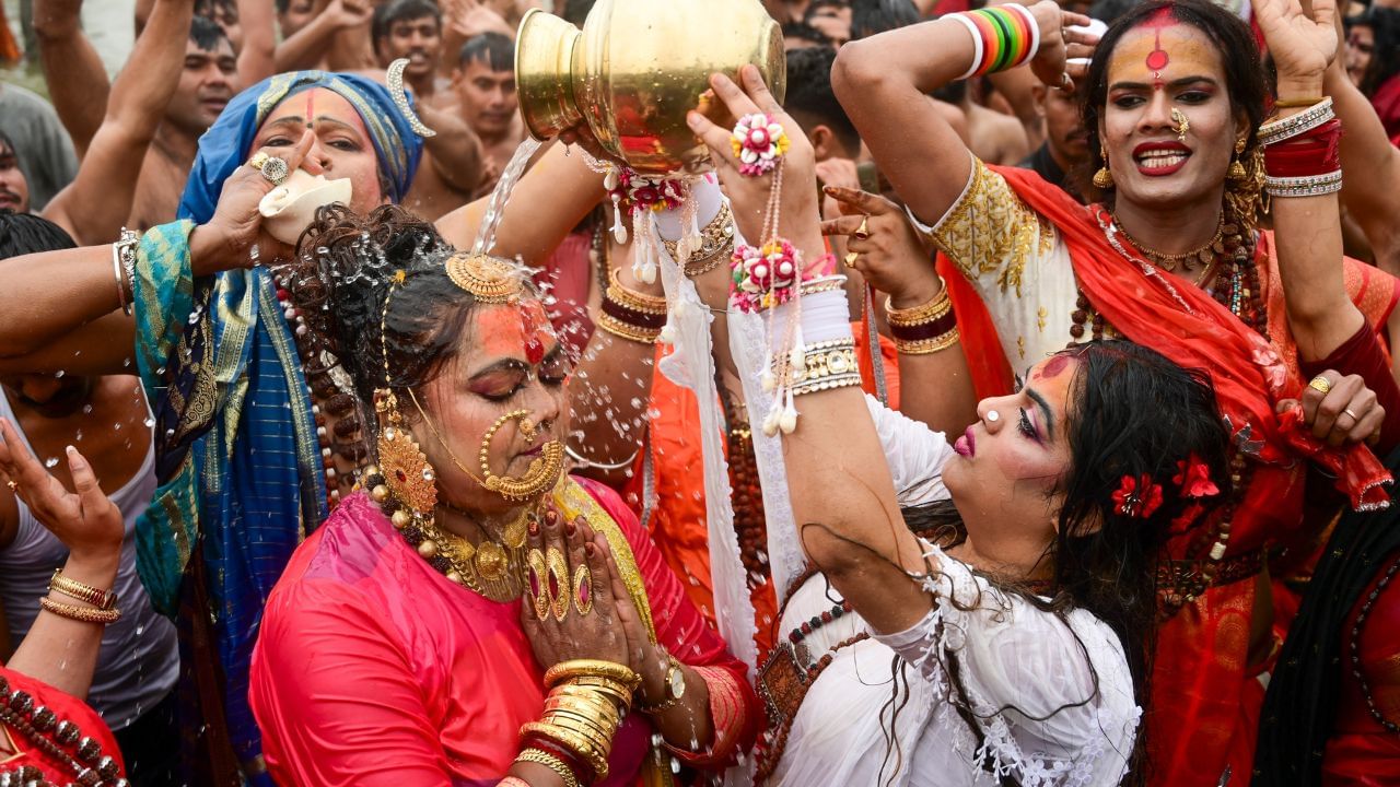 বিধৱা মহিলাসকলে সাধাৰণ সাধু হোৱাতকৈ নাগা সন্ন্যাসী হোৱাটোহে বেছি পছন্দ কৰে। যদিও ভাৰতৰ বহু বিধৱা মহিলা নগা সন্ন্যাসী হয়, কিন্তু এই বিধৱাসকলৰ ভিতৰত নেপালৰ লগতে বহু বিদেশৰ পৰাও নাগা সন্ন্যাসী আহে। (Image Credit source: PTI)
