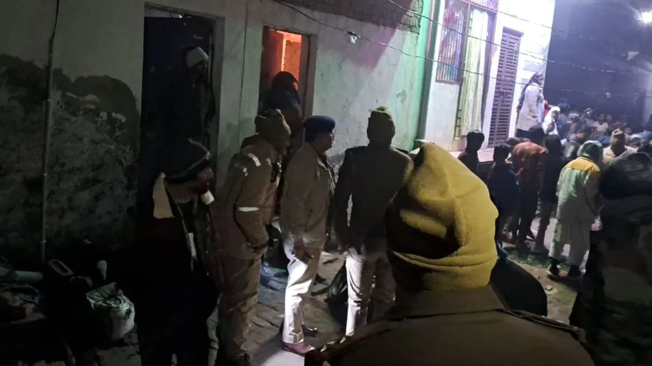 নৃশংস! এটা কোঠাৰ পৰা উদ্ধাৰ স্বামী-পত্নীসহ ৩ কন্যাৰ মৃতদেহ নৃশংস! এটা কোঠাৰ পৰা উদ্ধাৰ স্বামী-পত্নীসহ ৩ কন্যাৰ মৃতদেহ