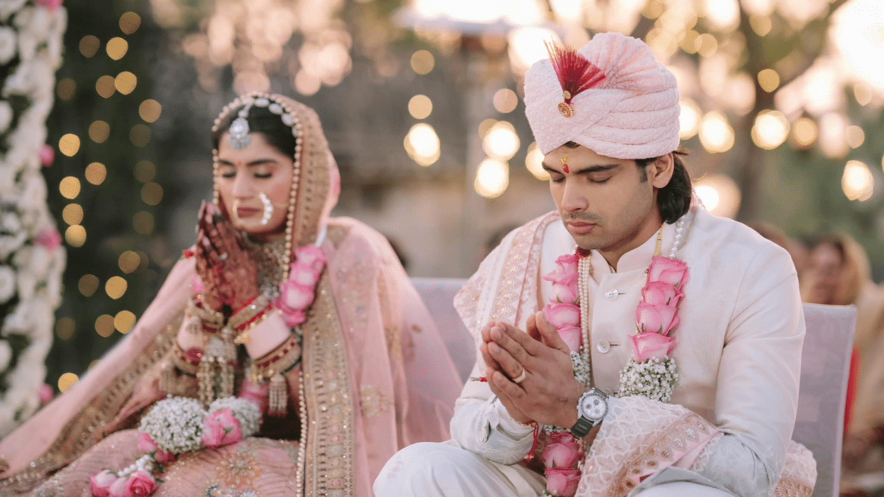 জানিব পৰা মতে নীৰজে হাৰিয়ানাৰ সোনিপত জিলাৰ লাদছোলী গাঁৱৰ বাসিন্দা হিমানী মোৰৰ সৈতে বিবাহ-পাশত আৱদ্ধ হয়। ১৪ জানুৱাৰীৰ পৰা তেওঁলোকৰ বিয়াৰ অনুষ্ঠানবোৰ আৰম্ভ হয় আৰু ১৬ জানুৱাৰীত বিয়া হয়।