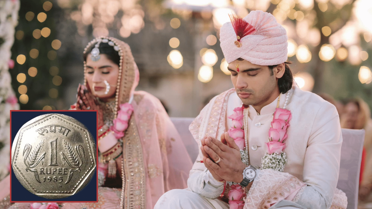 নীৰজে এই বিয়াত লোৱা যৌতুকৰ পৰিমাণ শুনিলে আচৰিত হ'ব আপুনি। সংবাদ মাধ্যম দৈনিক ভাস্কৰে প্ৰকাশ কৰা তথ্য অনুসৰি হিমানীৰ পিতৃ চন্দ্ৰম মোৰ আৰু মাতৃ মীনাই কোৱা অনুসৰি নীৰজ আৰু হিমানীৰ বিয়া মাত্ৰ ১ টকাতে হয়। এয়া যৌতুক নাছিল, আছিল এক আশীৰ্বাদ।