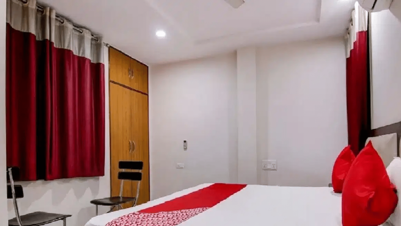 ট্ৰেভেল আৰু হোটেল বুকিঙৰ এটা জনপ্ৰিয় প্লেটফৰ্ম OYO. বিবাহিত দম্পতীৰ পৰা অবিবাহিত দম্পতীলৈ সকলোৱে OYO ত হোটেল বুকিং কৰে। বিশেষকৈ প্ৰেমিক- প্ৰেমিকাৰ মাজত OYO ৰ বিশেষ জনপ্ৰিয়তা আছে বুলি ধৰা হয়। কিয়নো OYO ত গ্ৰাহকে কম দামত হোটেলৰ কোঠা লাভ কৰাৰ লগতে ভাল সুবিধাও লাভ কৰে।