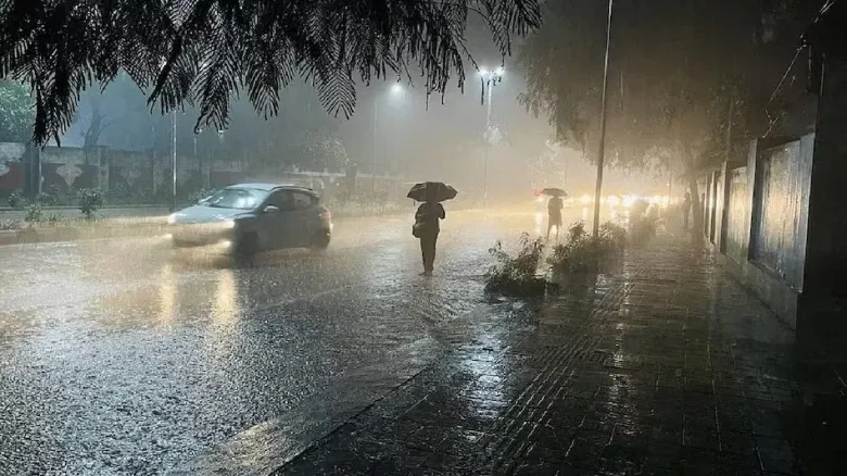 সাগৰীয়া উপকূলীয়া বতাহৰ বাবে অধিক হাৰত নামিব শীত। ৰাজ্যৰ কেইবাটাও প্ৰান্তত অব্যাহত আছে পাতলীয়া বৰষুণ। ইফালে জন্মু-কাশ্মীৰৰ উপৰিও অৰুণাচলতো পৰিছে বৰফ।
