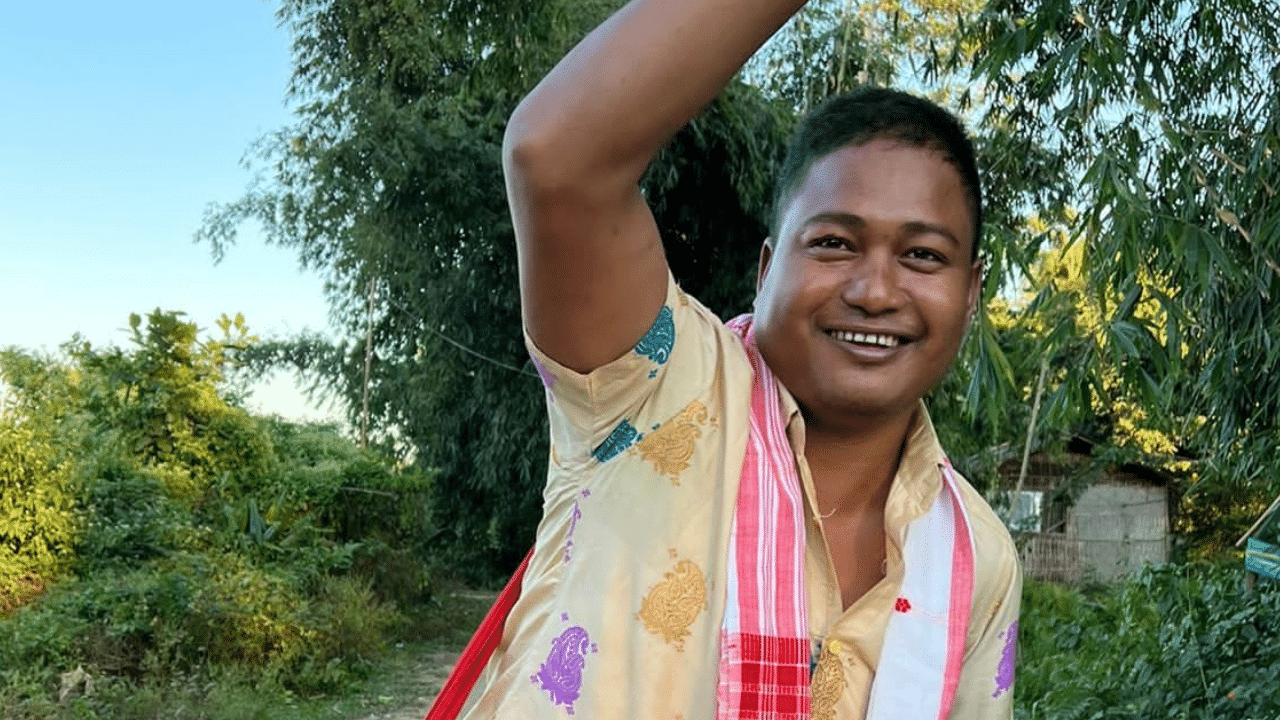 কিন্তু আজি ৰাজীৱ শদিয়াক স্মৰণ কৰি পত্নীয়ে কৰিছে এটা বিশেষ পোষ্ট। ২৮ জানুৱাৰী, এই বিশেষ দিনটোত ৰাজীৱ শদিয়াৰ পত্নীয়ে প্ৰয়াত স্বামীলৈ বুলি লিখিছে এক বিশেষ পোষ্ট। আজি ৰাজীৱ শদিয়া আৰু পত্নী উপাসনাৰ আজি বিবাহ বাৰ্ষিকী।
