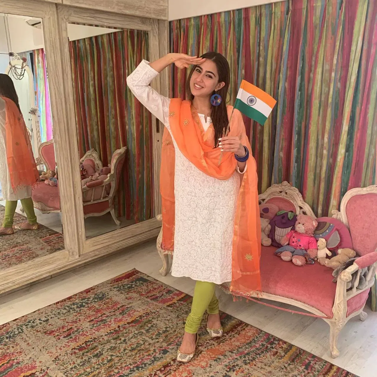ছাৰা আলী খানে পিন্ধিছে বগা ৰঙৰ কুৰ্তি, পাতল সেউজীয়া ৰঙৰ পেন্ট আৰু কমলা ৰঙৰ দুপাট্টা পিন্ধিছে। গণৰাজ্য দিৱসৰ বাবে অভিনেত্ৰীগৰাকীৰ এই লুকটোৰ পৰাও আইডিয়া ল’ব পাৰে। ( Credit : saraalikhan95 )