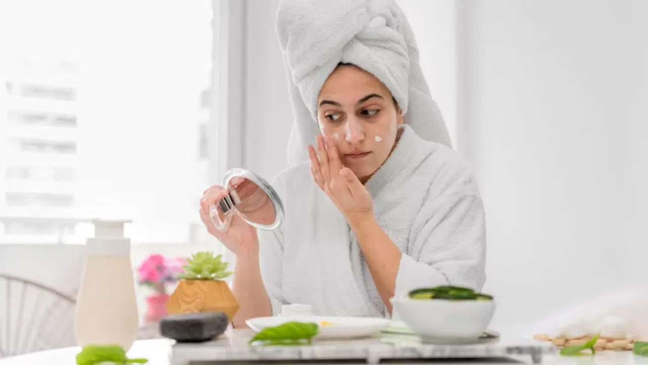 Skin Care: ২০২৫ চনৰ পৰা অনুসৰণ কৰক এই ৫টা অভ্যাস, জিলিকি উঠিব আপোনাৰ ছাল! Skin Care: ২০২৫ চনৰ পৰা অনুসৰণ কৰক এই ৫টা অভ্যাস, জিলিকি উঠিব আপোনাৰ ছাল!