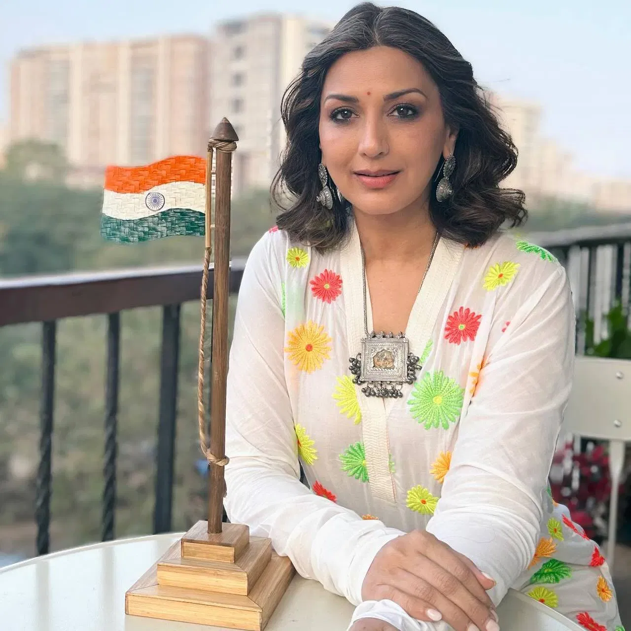 সোণালী বিন্দ্ৰে পিন্ধিছে বগা ৰঙৰ অনাৰকলি ষ্টাইলৰ কুৰ্তি। অভিনেত্ৰীগৰাকীক এই লুকত আকৰ্ষণীয় আৰু সচেতন যেন লাগিছে। তেওঁৰ এই লুকটোৰ পৰাও আইডিয়া ল’ব পাৰে। ( Credit : iamsonalibendre )