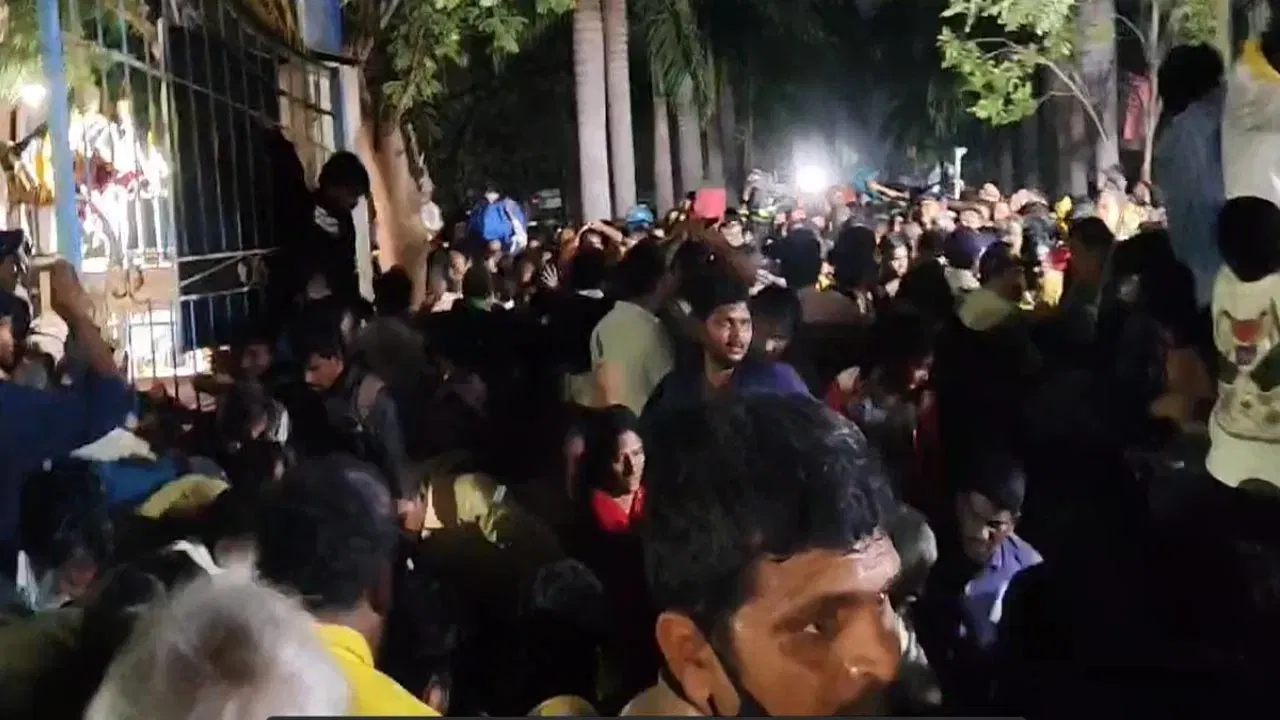 অন্ধ্ৰ প্ৰদেশৰ তিৰুপতি মন্দিৰত অঘটন! টোকেন সংগ্ৰহ কৰিবলৈ হেতাওপৰা কৰাৰ ফলত ৬জনৰ মৃত্যু অন্ধ্ৰ প্ৰদেশৰ তিৰুপতি মন্দিৰত অঘটন! টোকেন সংগ্ৰহ কৰিবলৈ হেতাওপৰা কৰাৰ ফলত ৬জনৰ মৃত্যু