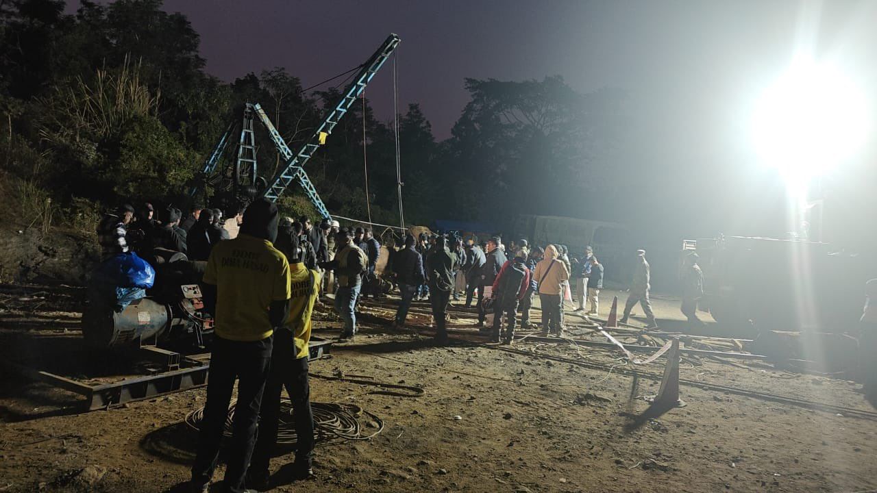 শ্ৰমিক কেইজন আবদ্ধ হোৱাৰ পাছতেই চলিছিল উদ্ধাৰ অভিযান । এন ডি আৰ এফৰ উপৰিও সেনা আৰু নৌ সেনাৰ দ্বাৰাও চলোৱা হৈছিল অভিযান ।