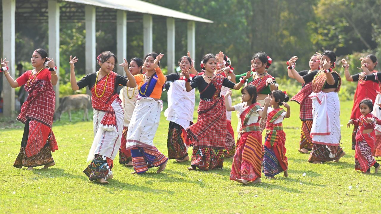বিশ্বাসমতে শস্য সিঁচিবলৈ যাওঁতে গৃহস্থজনে ধানৰ থোক ঘিলাৰ চেইনৰ দৰে দীঘল আৰু শিলৰ দৰে গধুৰ হোৱাৰ কামনাৰে লগত ঘিলা আৰু শিলগুটি লৈ যাব লাগে। শস্য সিঁচাৰ পাছৰ পৰা কেইদিনমান তেওঁলোকে মাটি নাখান্দে, বাঁহ-বেত, খেৰ-খাগৰি আদি নাকাটে, ভজা-পোৰা নাখায়। অন্যথা শস্যৰ বীজ শুকাই যায় বুলি ভবা হয়।