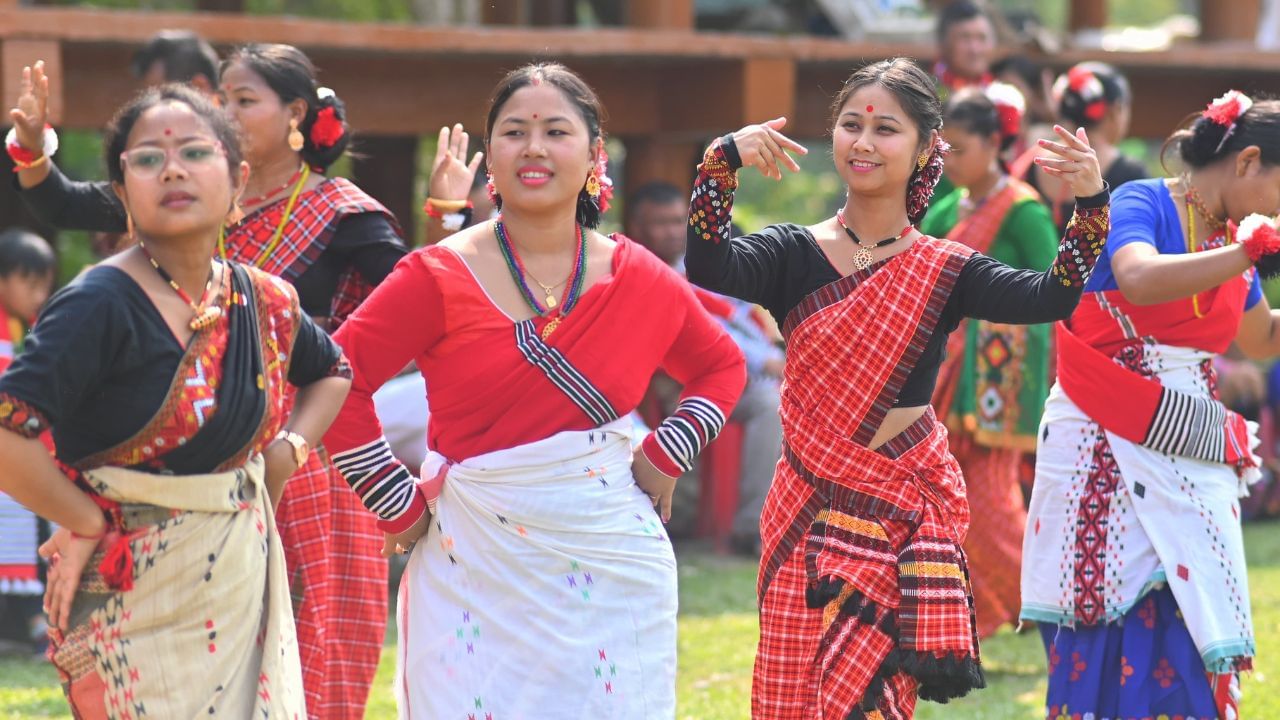 আজি দিচাংমুখৰ অফলাত দেখা পোৱা যায় মিচিং ডেকা-গাভৰুৰ পাৰভঙা উৎসাহ। ঐনিতমৰ সুৰ, ঢোলৰ গুমগুমনিত কঁপি উঠে দিচাং নদীৰ পাৰ। নৈপৰীয়া মিচিং লোকসকলে আজিৰ দিনটোত নিজ নিজ কৃষ্টি-সংস্কৃতি প্ৰদৰ্শন কৰি ব্যাপক উৎসাহ আৰু উদ্বীপনাৰ সৈতে পালন কৰিছে আলি আঃয়ে লৃগাং।