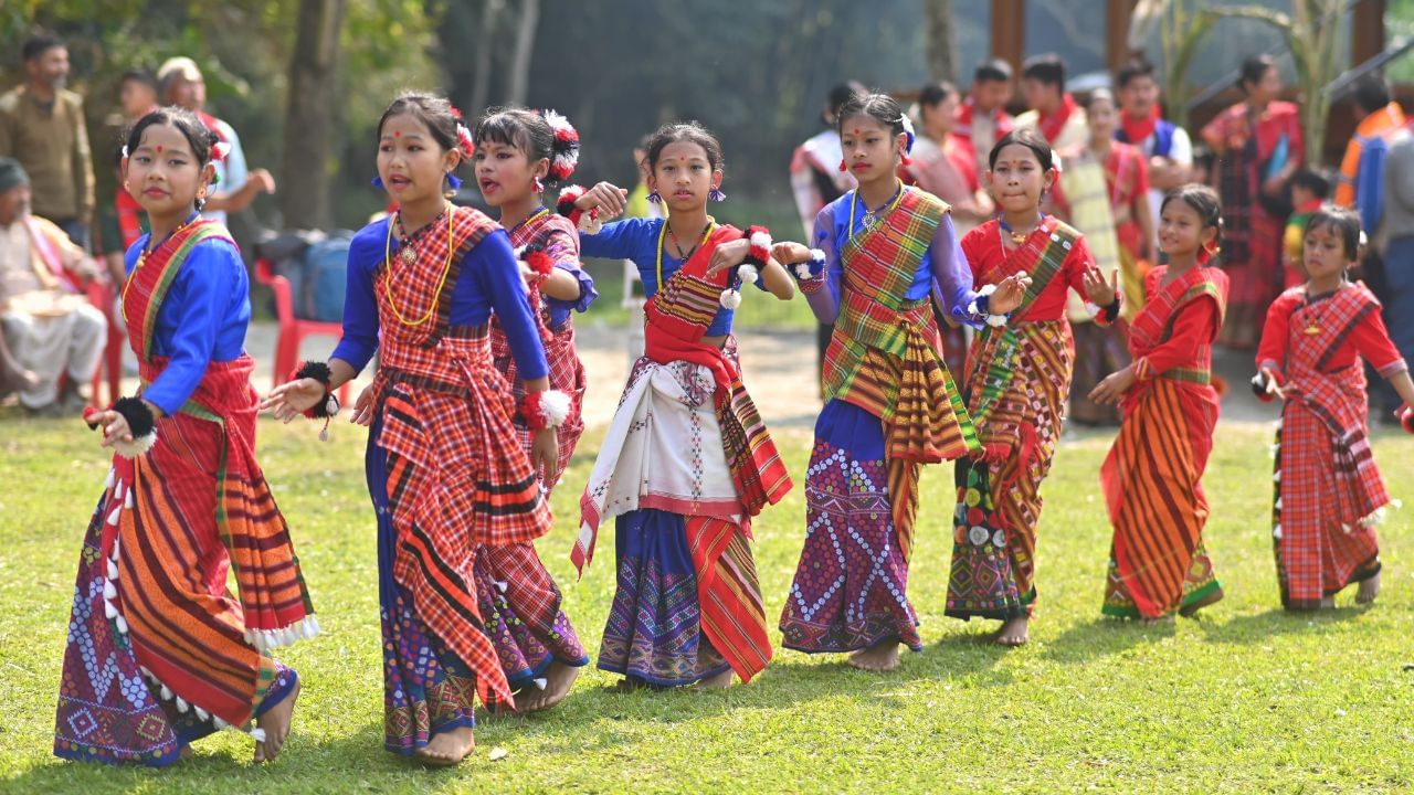 আজি ফাগুনৰ প্ৰথমটো বুধবাৰ। আজি মিচিং লোকসকলে উলহ-মালহেৰে পালন কৰিছে আলি আঃয়ে লৃগাং। এয়া মিচিং জনগোষ্ঠীৰ এক পৰম্পৰাগত উৎসৱ।