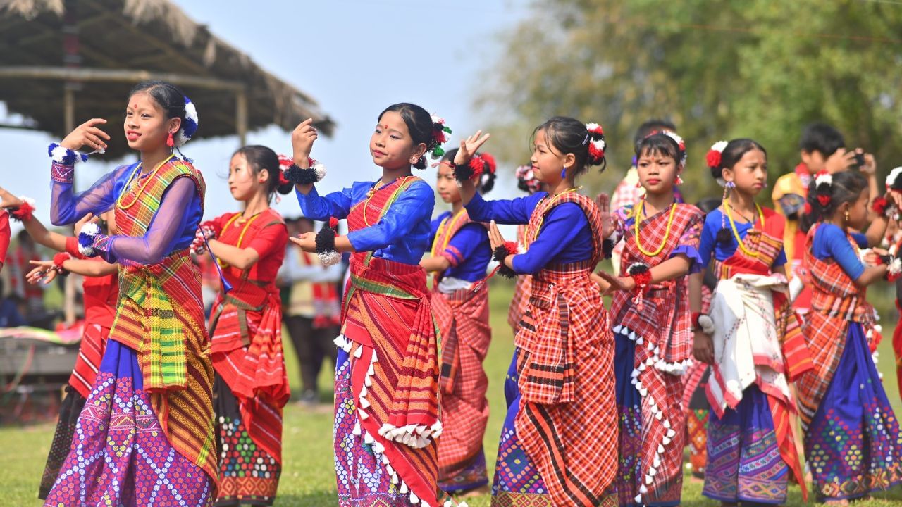 বীজ সিঁচি ঘৰলৈ আহি গৃহস্থজনে এবাটি পঃৰ আপং আৰু পুৰাং খায় আৰু এই কামনা কৰে যাতে খাদ্যবস্তুৰ কোনোদিনে অভাৱ নহয়। শস্য সিঁচাৰ তিনিদিন পাছত ৰীতি-নীতি মতে এই বাধা-নিষেধ ভঙা হয়। মিচিংসকলে বিশ্বাস কৰে যে - দেৱতাক নাচ-গানেৰে সন্তুষ্ট নকৰিলে পৃথিৱীত বৰষুণ নহ'ব; তেতিয়া শস্যৰ উৎপাদন নহ'ব। সেয়ে তেওঁলোকে নৃত্য-গীতৰ মাজেৰে লখিমীক সন্মান প্ৰদৰ্শন কৰে।