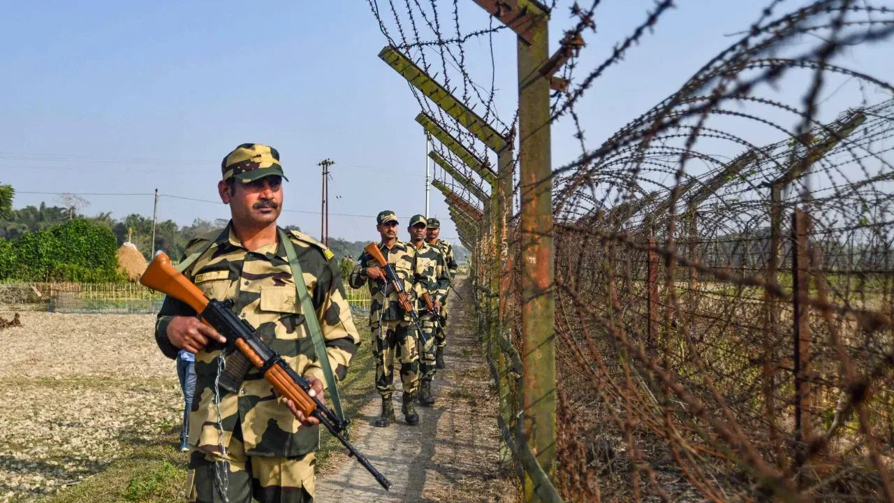 ভাৰত-বাংলা সীমান্তত পোৱা গৈছে সন্দেহজনক ছিগনেল! গোপন অভিসন্ধিৰ আঁৰত কোন?